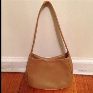 ⭐️Camel Handbag!⭐️